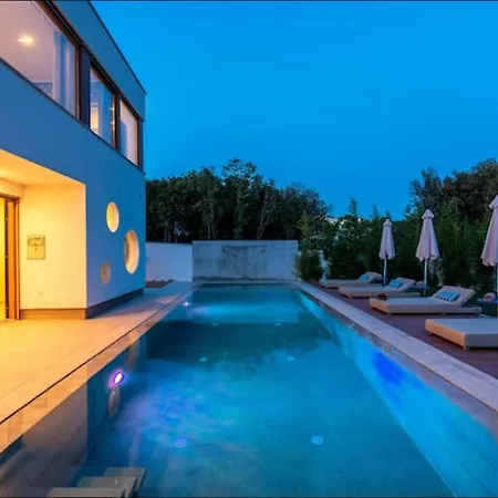 Coshi With Private Pool شقة *