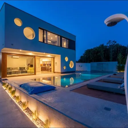 Coshi With Private Pool شقة