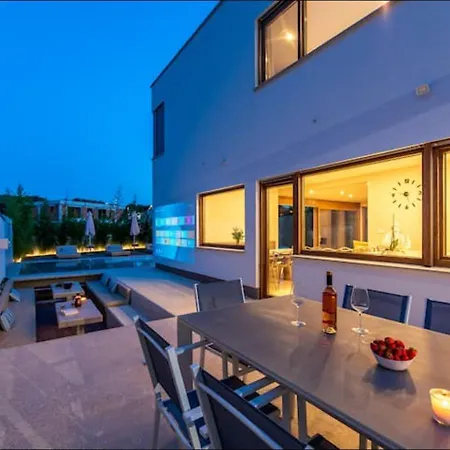 Coshi With Private Pool * بودْسْتغانا