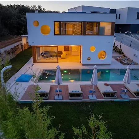 Coshi With Private Pool بودْسْتغانا