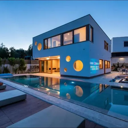 Coshi With Private Pool * بودْسْتغانا