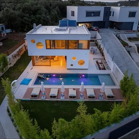 Coshi With Private Pool بودْسْتغانا